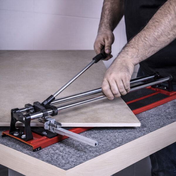 foto en uso de cortadora de cerámicas RTC60001 